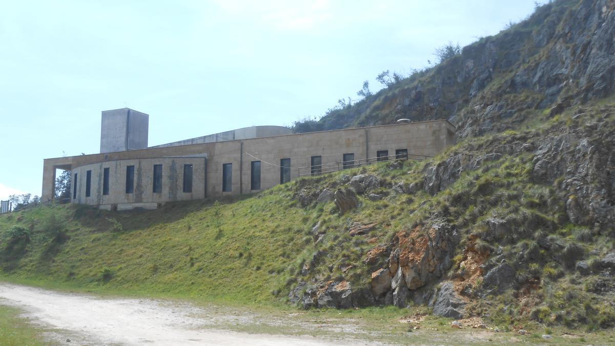 En el acceso a Pozalagua explican las peculiaridades de la cueva.