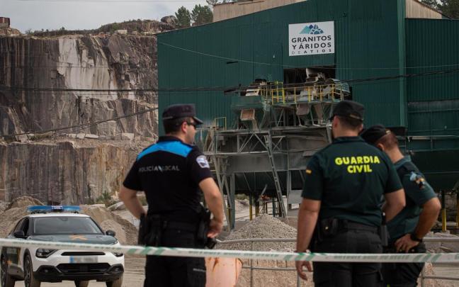 Varios agentes de la Guardia Civil y Policía Local en el lugar del suceso