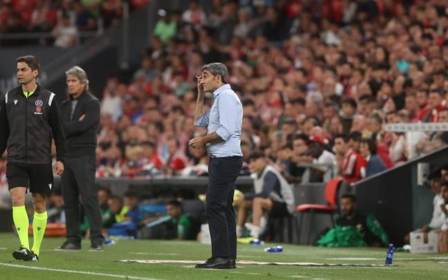Ernesto Valverde observa el encuentro. Ernesto Valverde observa el encuentro.