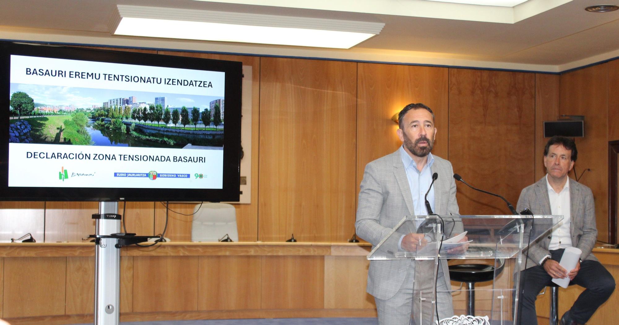 El consejero de Vivienda y el alcalde de Basauri durante la explicación de las medidas