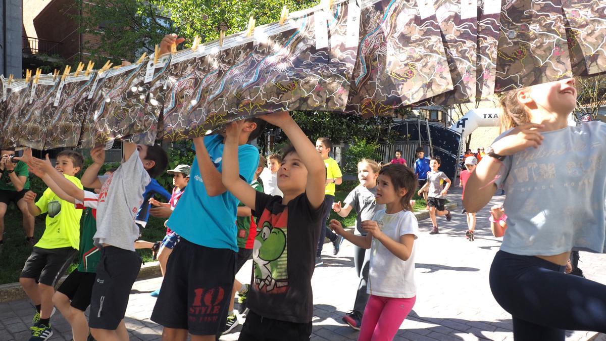 Participantes en una edición anterior del raid familiar celebrado en Elgoibar.