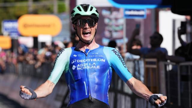 Prodhomme, emocionado, festeja la victoria. / Giro de Italia Prodhomme, emocionado, festeja la victoria.