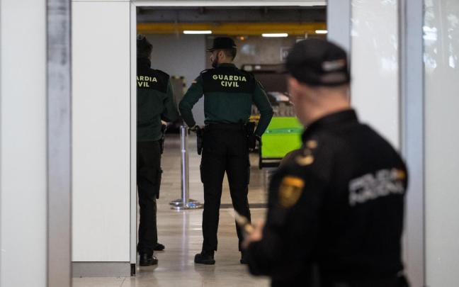 Dos agentes de la Guardia Civil en el Aeropuerto Adolfo Suárez Madrid Barajas