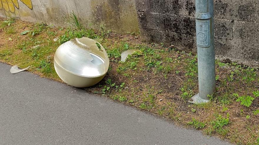 Una de las farolas destrozadas.