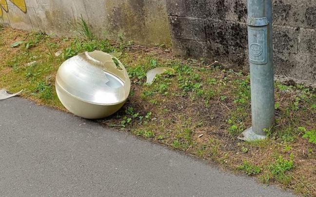 Una de las farolas destrozadas.