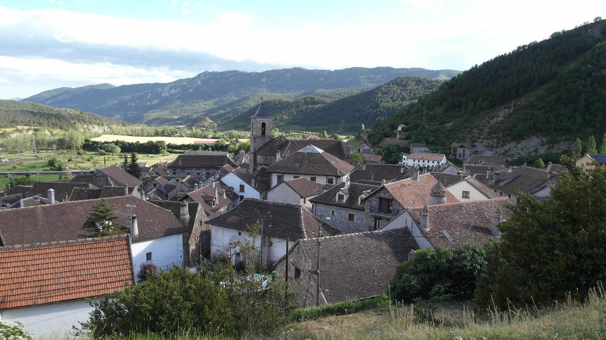 La localidad de Hechos se clava profundamente en el valle al que da nombre.