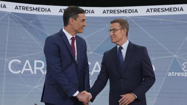 Sánchez y Feijóo, antes del inicio del debate.