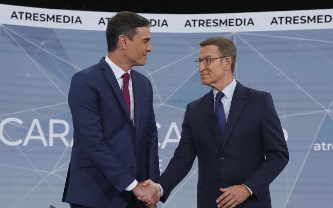 Sánchez y Feijóo, antes del inicio del debate.