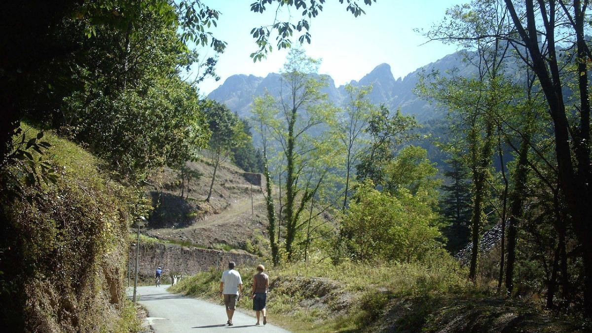 Una pareja paseando por el bidegorri / carril bici de Aiako Harria.