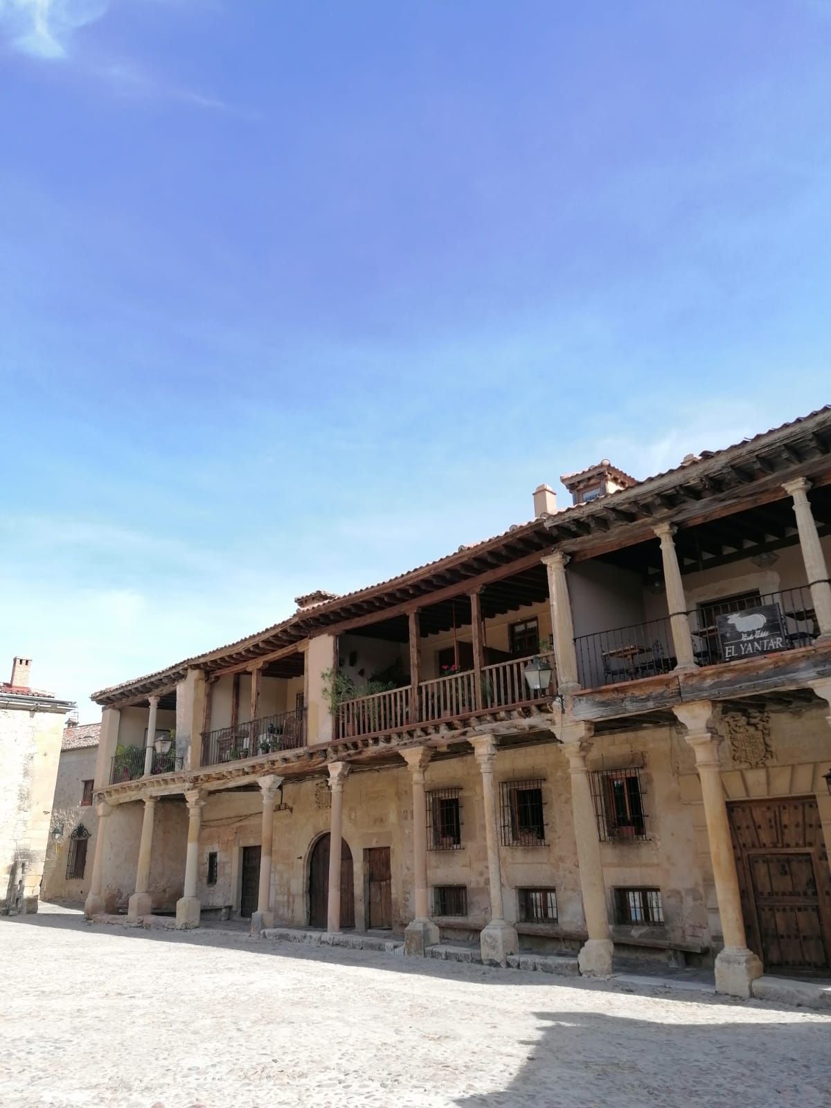 La plaza porticada de la villa medieval de Pedraza.