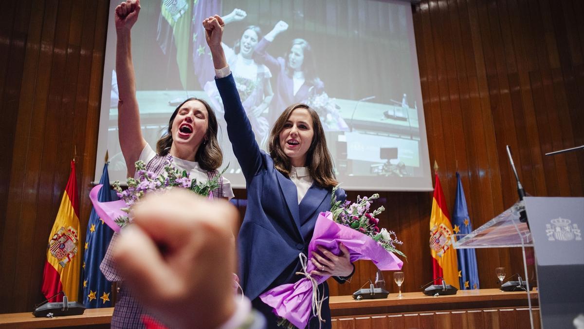 Irene Montero, junto a Jone Belarra, en el traspaso de la cartera insignia de Podemos.