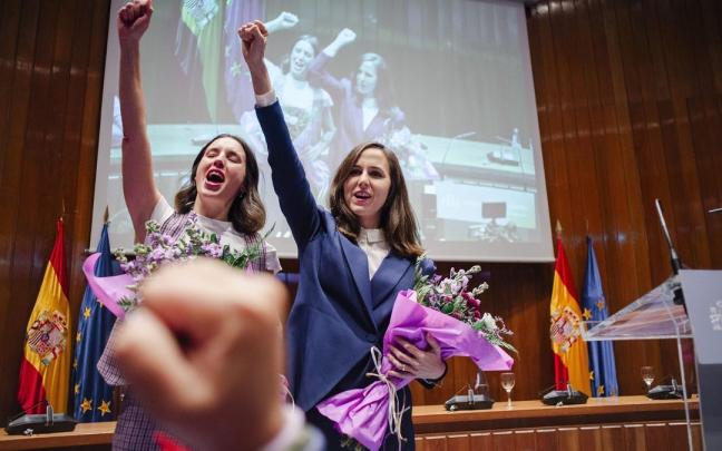Irene Montero (i), junto a Jone Belarra.