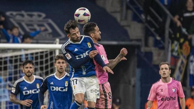 Matheus pugna por un ablón aéreo ante la atenta mirada de Bautista en el choque del Carlos Tartiere