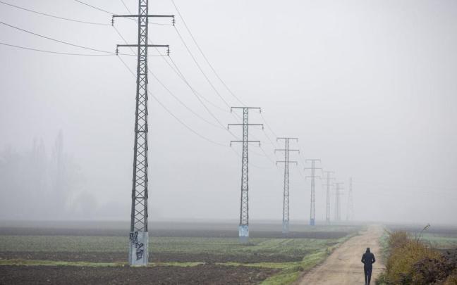 Un hombre pasea a las afueras de Vitoria entre la niebla. Un hombre pasea a las afueras de Vitoria entre la niebla.