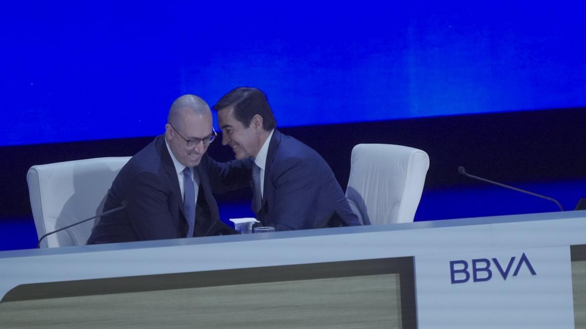 El presidente del BBVA, Carlos Torres, junto al consejero delegado, Onur Genç.
