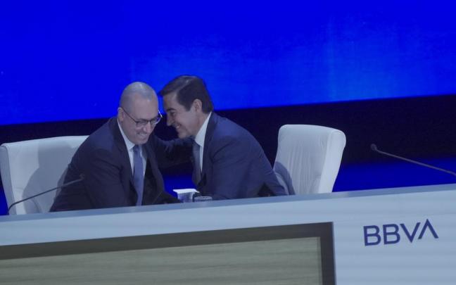 El presidente del BBVA, Carlos Torres, junto al consejero delegado, Onur Genç.