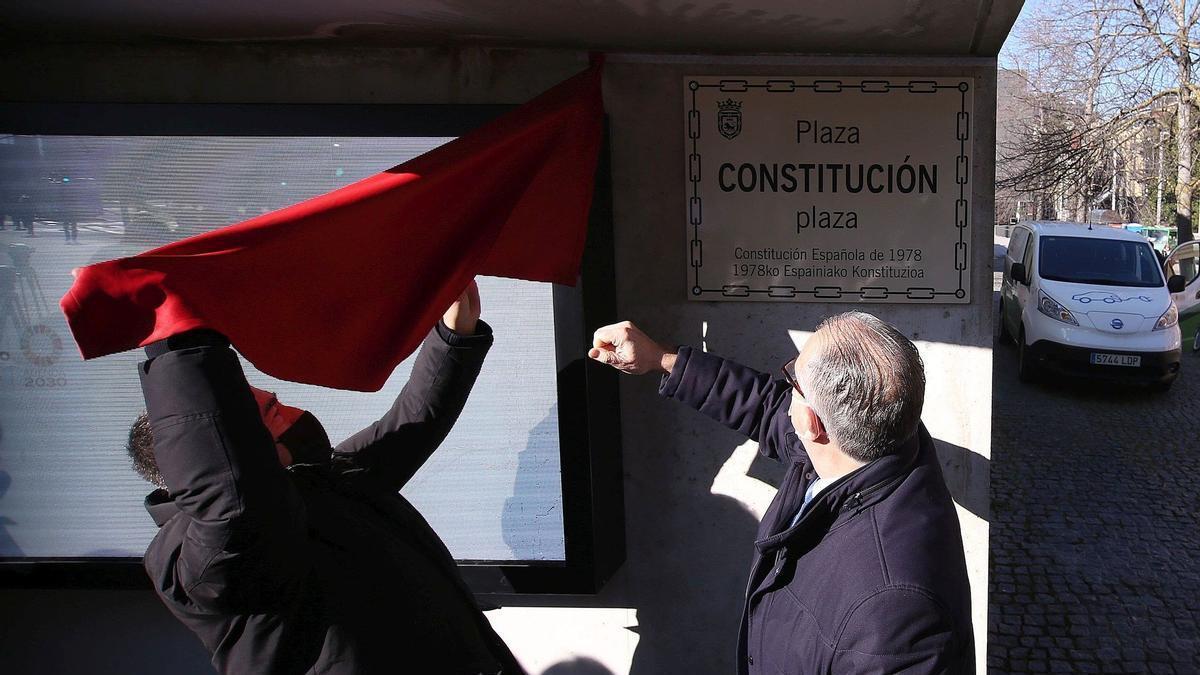 Enrique Maya descubre la placa con la denominación de Plaza de la Constitución, en la conocida como plaza de Baluarte.