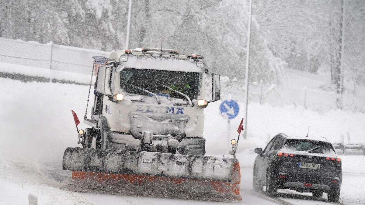 Una quitanieves durante un temporal de nieve en Etzegarate.
