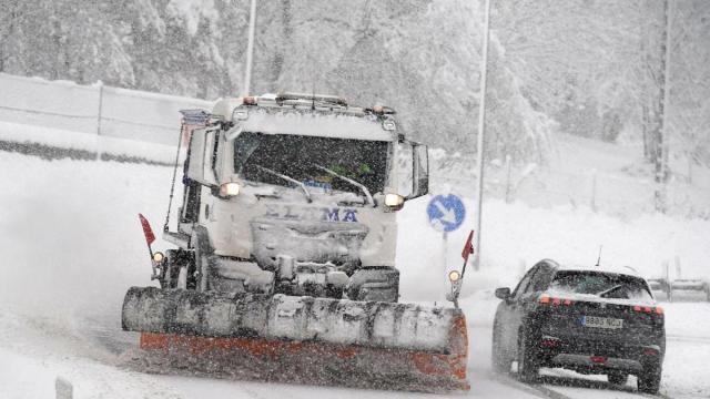 Una quitanieves durante un temporal de nieve en Etzegarate.