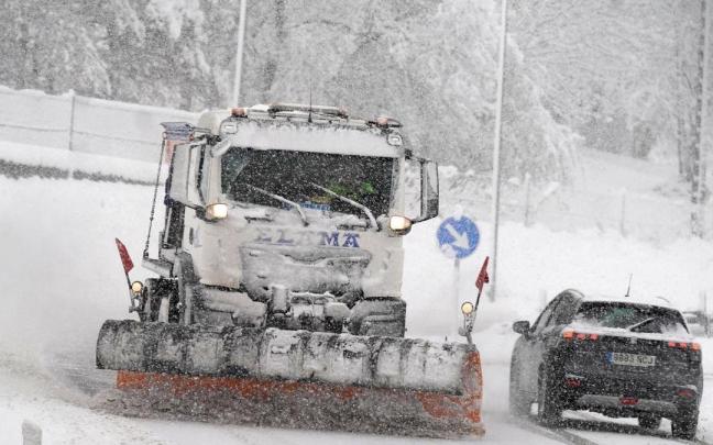 Una quitanieves durante un temporal de nieve en Etzegarate.