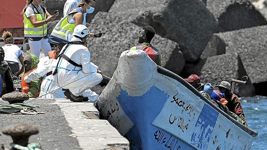 Varios inmigrantes son rescatados en aguas cercanas a El Hierro. | FOTO: EFE