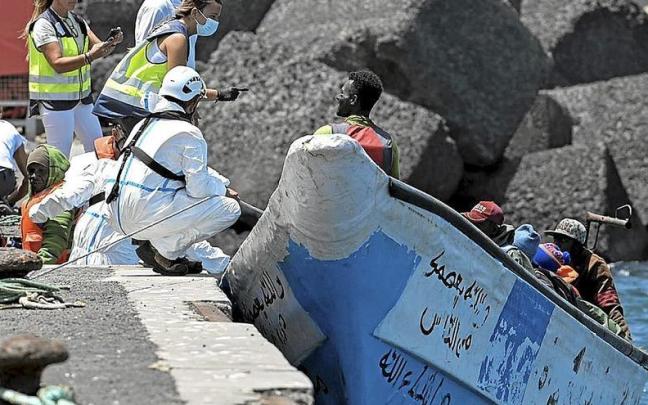 Varios inmigrantes son rescatados en aguas cercanas a El Hierro. | FOTO: EFE