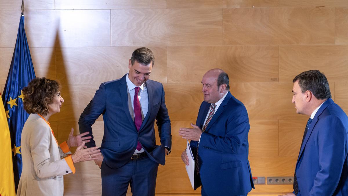 El presidente del Gobierno español en funciones Pedro Sánchez y el presidente del EBB del PNV, Andoni Ortuzar junto a la vicesecretaria general del PSOE, María Jesús Montero, y el portavoz del PNV, Aitor Esteban.