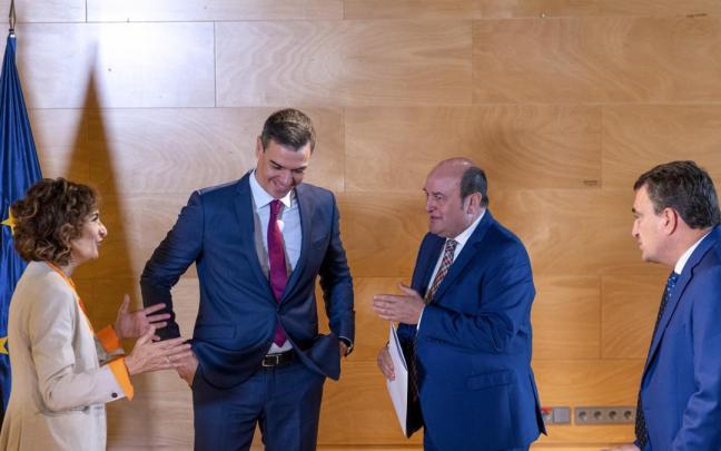 El presidente del Gobierno español en funciones Pedro Sánchez y el presidente del EBB del PNV, Andoni Ortuzar junto a la vicesecretaria general del PSOE, María Jesús Montero, y el portavoz del PNV, Aitor Esteban.