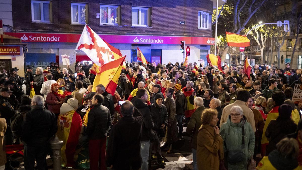 Decenas de personas protestan contra el presidente del Gobierno, Pedro Sánchez, en la calle Ferraz