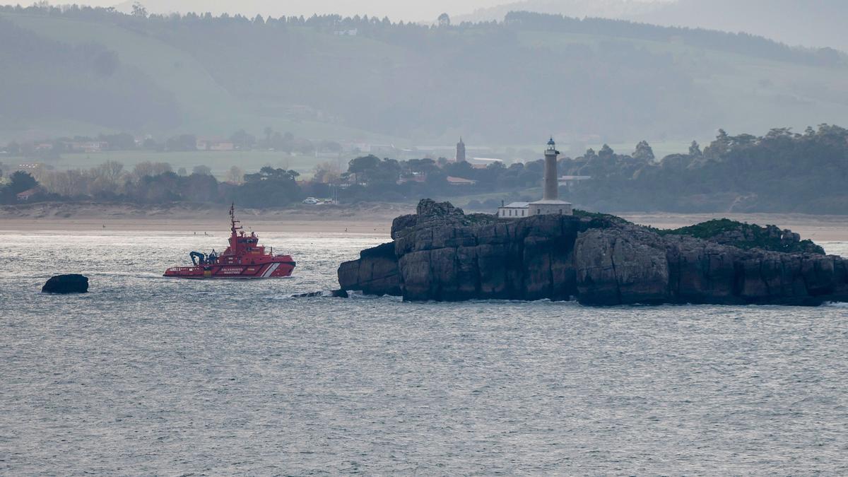 Salvamento marítimo participa en la búsqueda del marinero desaparecido tras el naufragio del buque pesquero 'Vilaboa Uno'.