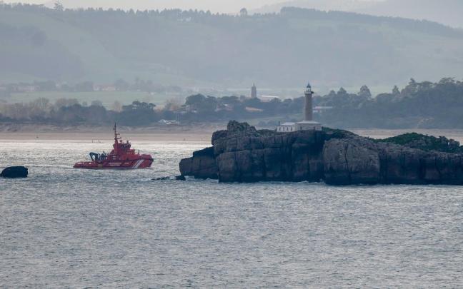 Salvamento marítimo participa en la búsqueda del marinero desaparecido tras el naufragio del buque pesquero 'Vilaboa Uno'.