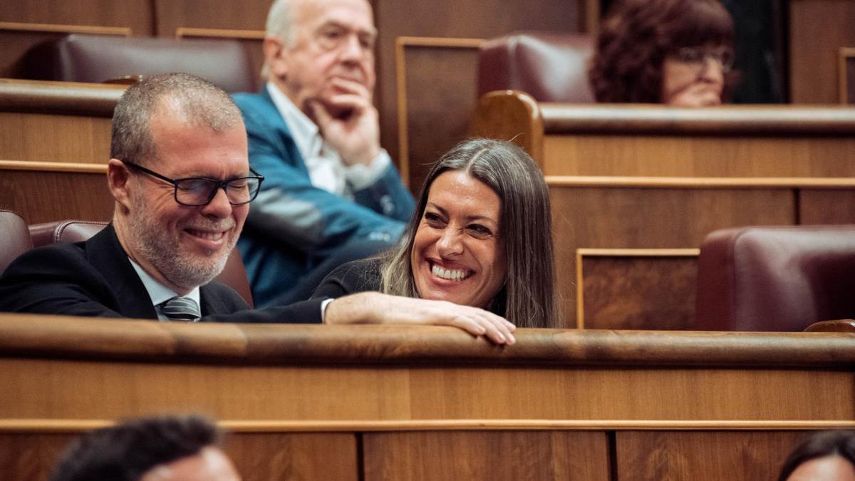 Los diputados de JxCat Miriam Nogueras y Josep Maria Cruset durante el pleno de la derogación.