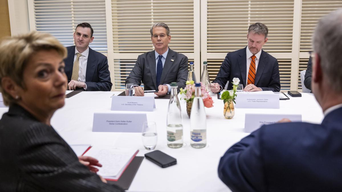 El secretario del Tesoro de Estados Unidos, Scott Bessent, durante unas conversaciones con líderes suizos previa a la reunión de este sábado
