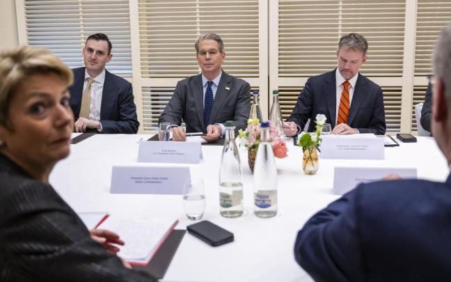 El secretario del Tesoro de Estados Unidos, Scott Bessent, durante unas conversaciones con líderes suizos previa a la reunión de este sábado / EFE El secretario del Tesoro de Estados Unidos, Scott Bessent, durante unas conversaciones con líderes suizos previa a la reunión de este sábado