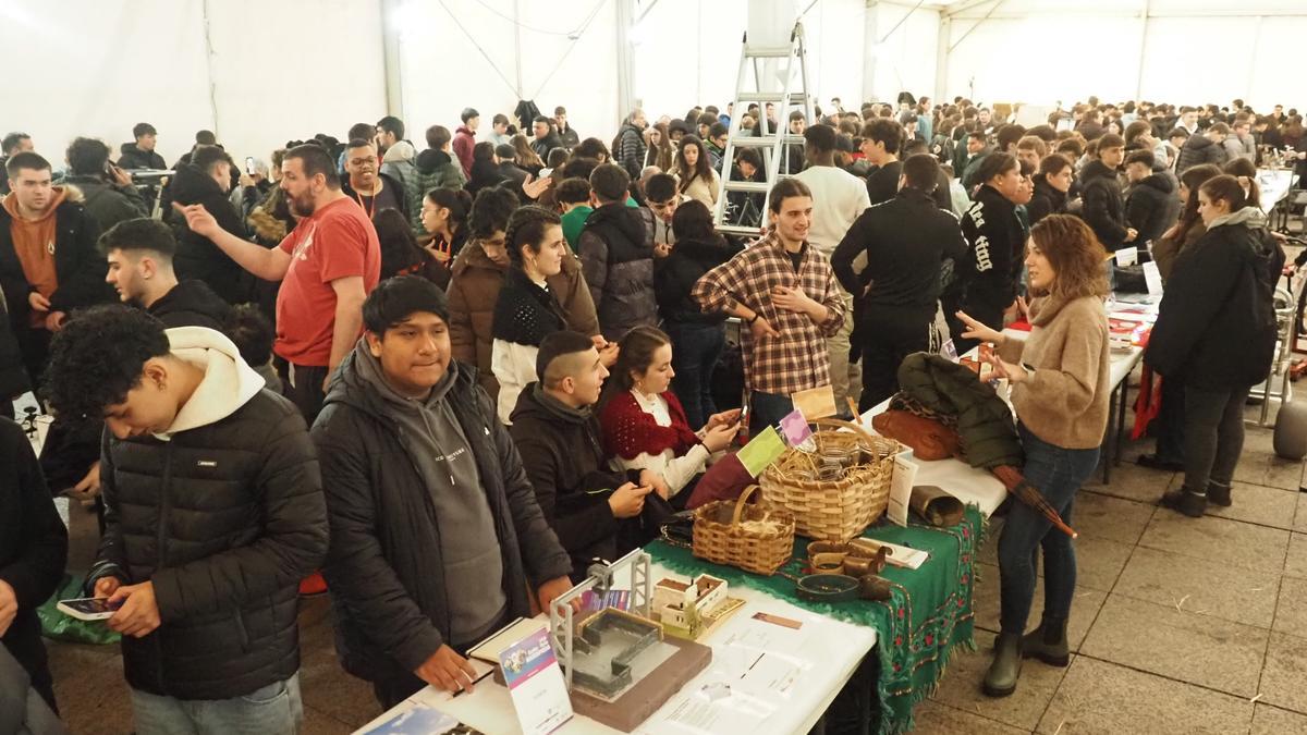 Las carpas registraron un ajetreo constante de alumnos, profesores y curiosos atraídos por los proyectos presentados a la feria.