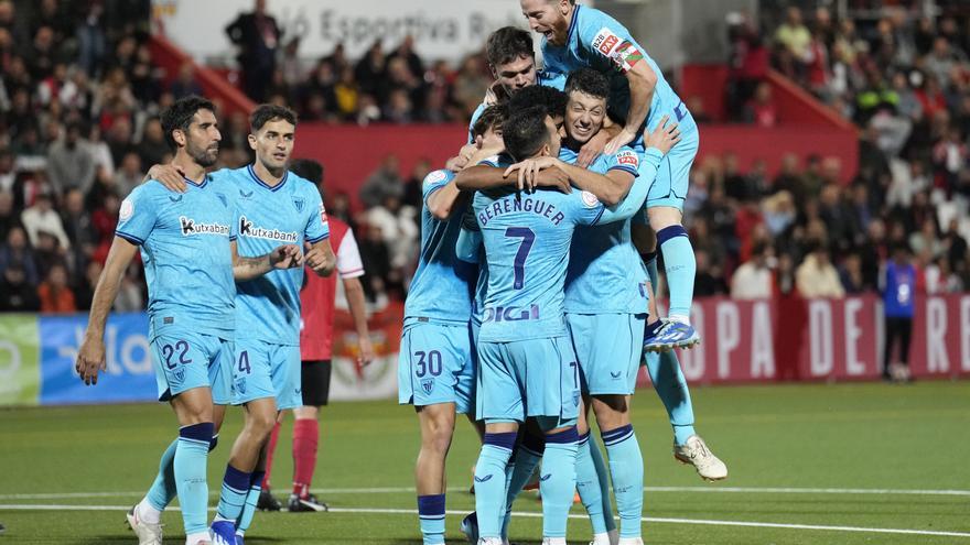 Los jugadores del Athletic celebran uno de los dos goles de Adu Ares que eliminaron al Rubí en Can Rosés