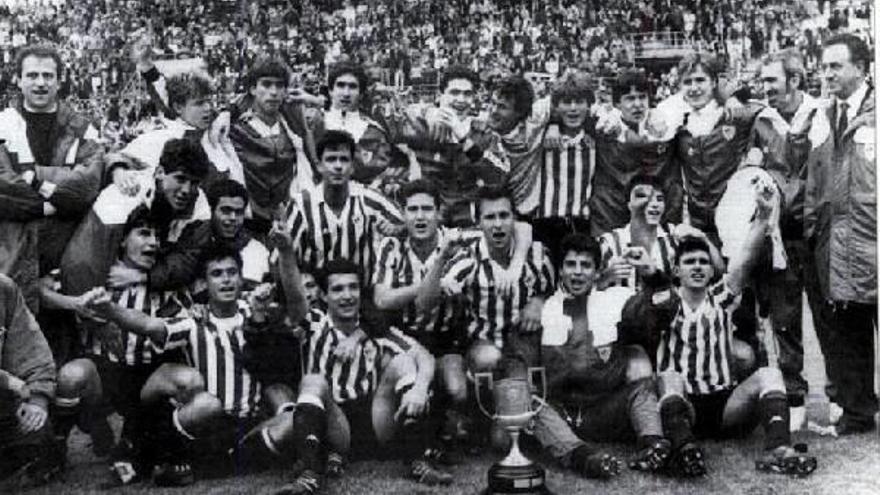 En la imagen aquel momento del equipo capitaneado por Julen Guerrero que logró, en 1992, en Soria y contra el Betis, una de las diecisiete Copas ganadas por el Athletic juvenil. / DEIA