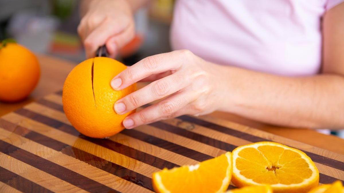 Comer la fruta entera, con su fibra, permite al cuerpo absorber los azúcares de forma gradual.