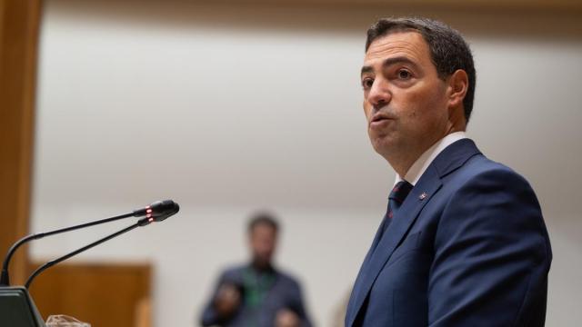 El lehendakari, Imanol Pradales, en el pleno de política general