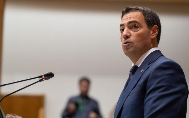 El lehendakari, Imanol Pradales, en el pleno de política general