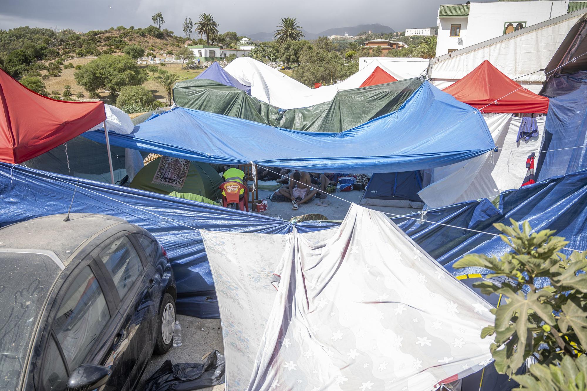 Mmigrantes en un campamento improvisado en el barrio de Loma Colmenar.