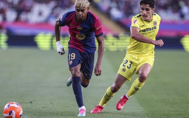 Lamine Yamal dirige el balón ante Sergi Cardona durante el último duelo disputado entre el Barcelona y el Villarreal.