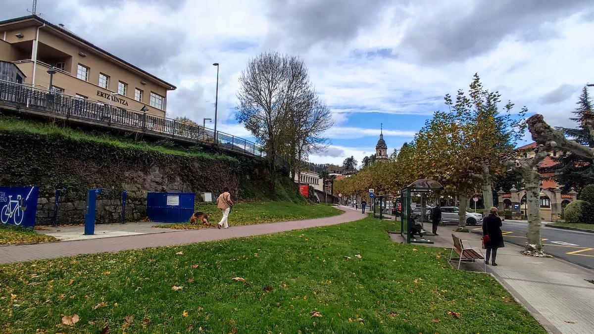 El espacio entre la biblioteca Aizkibel y Elkargunea se presenta como uno de los dos posibles emplazamientos del proyecto.
