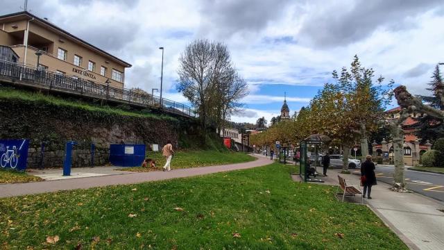 El espacio entre la biblioteca Aizkibel y Elkargunea se presenta como uno de los dos posibles emplazamientos del proyecto.