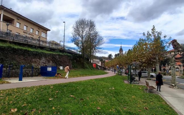 El espacio entre la biblioteca Aizkibel y Elkargunea se presenta como uno de los dos posibles emplazamientos del proyecto.