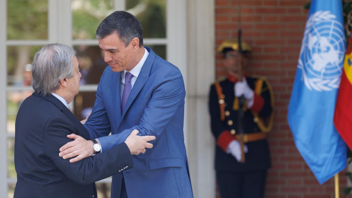 Pedro Sánchez saluda al secretario general de Naciones Unidas, António Guterres, durante un encuentro en el Palacio de la Moncloa.