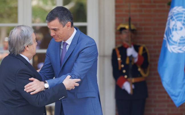 Pedro Sánchez saluda al secretario general de Naciones Unidas, António Guterres, durante un encuentro en el Palacio de la Moncloa.