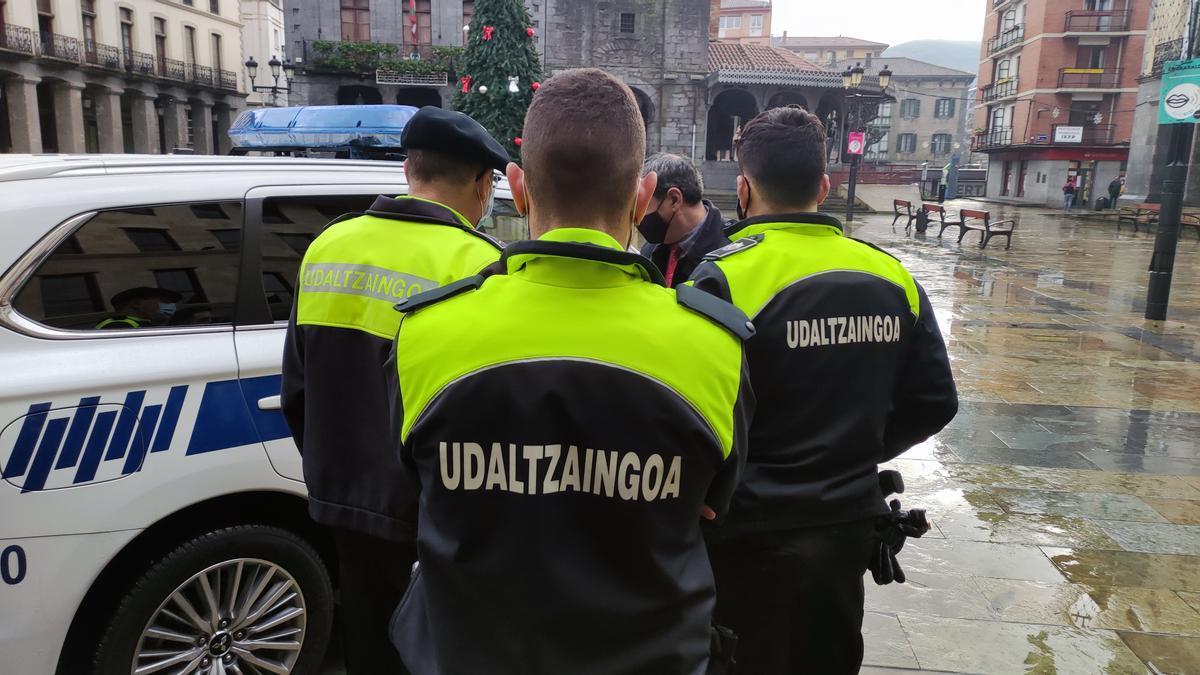 Agentes de la Policía Municipal de Laudio en la Herriko Plaza