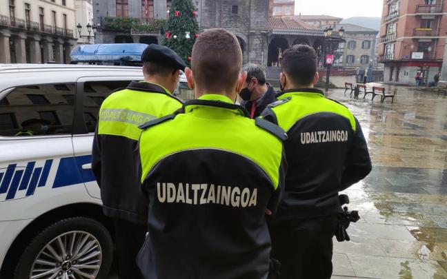 Agentes de la Policía Municipal de Laudio en la Herriko Plaza
