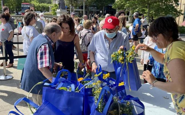 Reparto de flores en la plaza Ramón Labayen en mayo del pasado año. Reparto de flores en la plaza Ramón Labayen en mayo del pasado año.